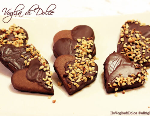 Biscotti a forma di cuore ricoperti di cioccolato