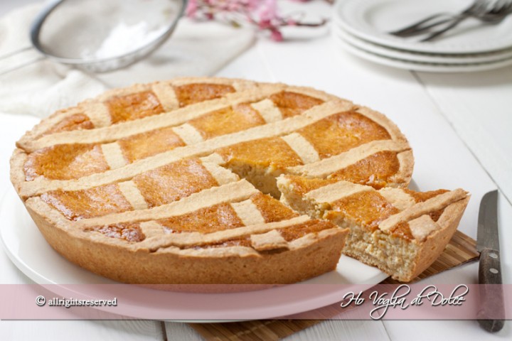 Pastiera napoletana è un dolce tradizionale di Pasqua a base di pasta frolla, ricotta e grano. Ecco la ricetta originale, trucchi e segreti