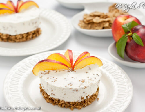 Torta fredda allo yogurt pesche e cereali monoporzione