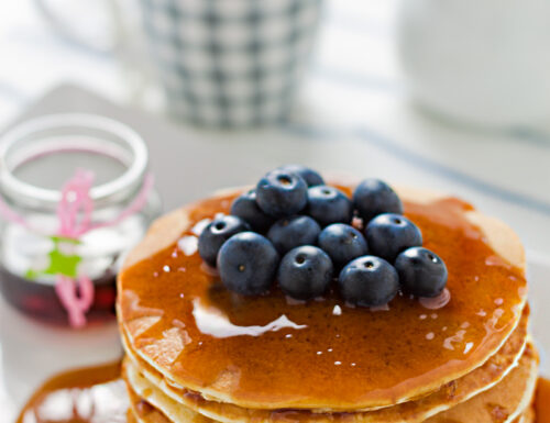 Pancakes al latte di mandorla…. ed un blog compleanno