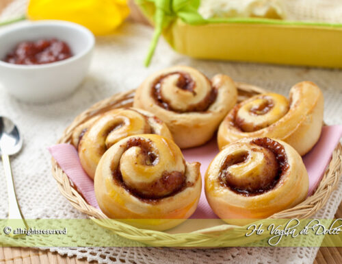 Girelle di pasta brioche alla marmellata