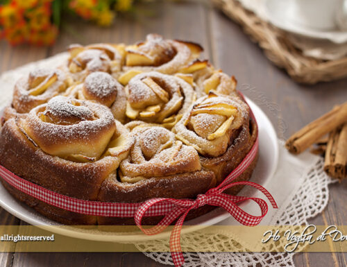 Torta di rose con mele e cannella