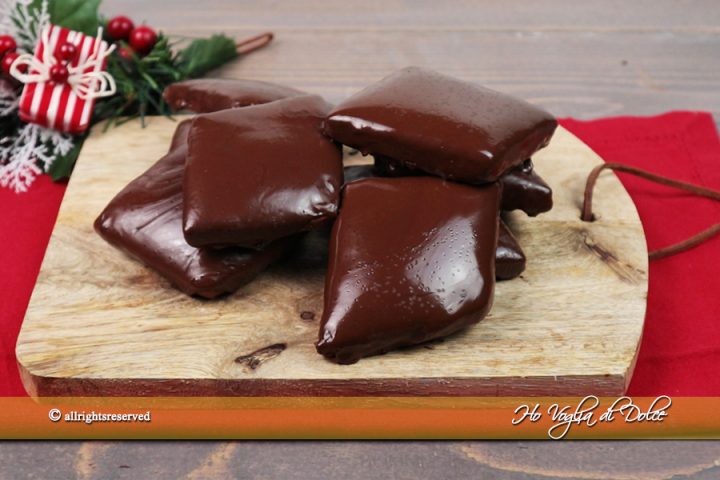 Mostaccioli napoletani morbidi sono dei dolci tradizionali di Natale ecco la ricetta originale campana per farli a casa come in pasticceria. 