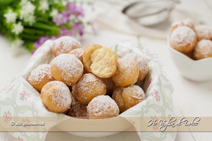 Castagnole alla ricotta sono dei dolcetti di carnevale golosi e buonissimi. La ricetta è facile e veloce, ingredienti semplici e si friggono