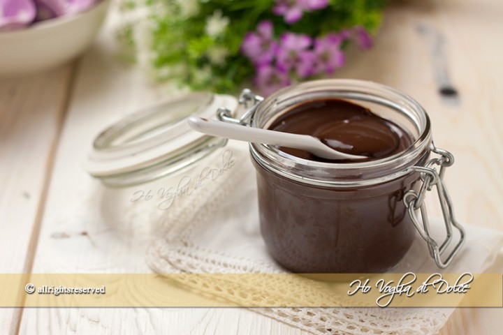 Sanguinaccio dolce di Carnevale è una crema al cioccolato a base di latte, amido e cioccolato per inzuppare le chiacchiere. Ricetta facile!