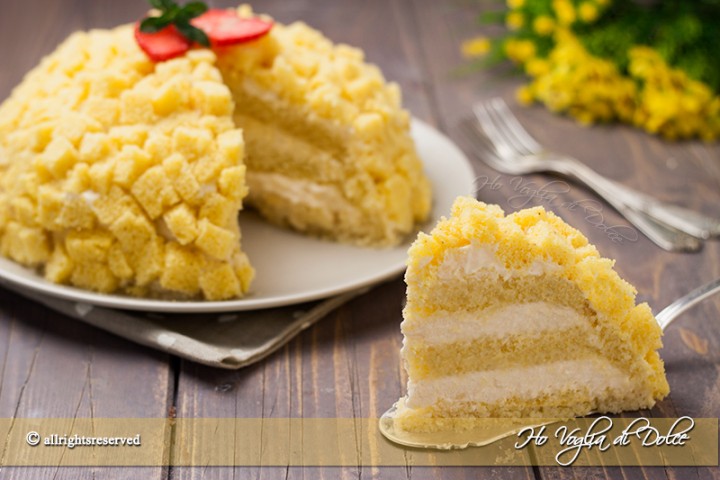 Torta mimosa classica un dolce composto da cubetti di pan di spagna e crema diplomatica. Una ricetta perfetta per la festa della donna