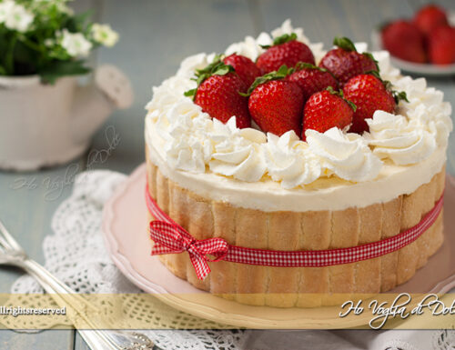 Torta Charlotte alle fragole e crema