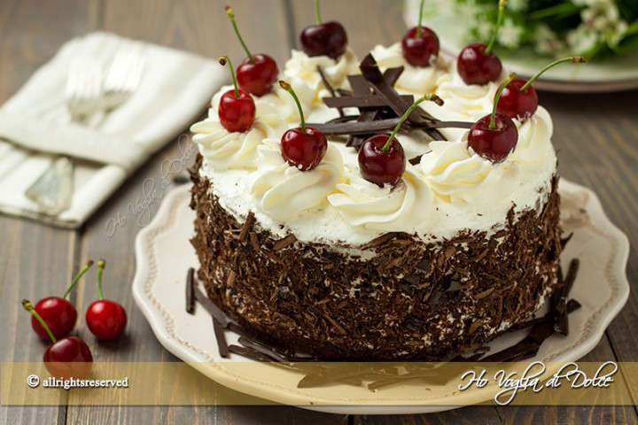 Torta foresta nera un dolce tedesco a base di pan di spagna al cacao, panna, ciliegie amarene e kirsch. Ecco la ricetta facile e infallibile