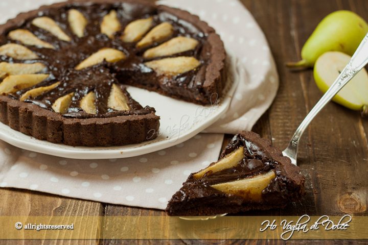 Crostata pere e cioccolato un dolce classico, goloso, con pasta frolla al cacao e crema pasticcera al cioccolato. Ecco la ricetta facile 