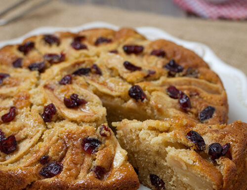 Torta di mele e mirtilli rossi