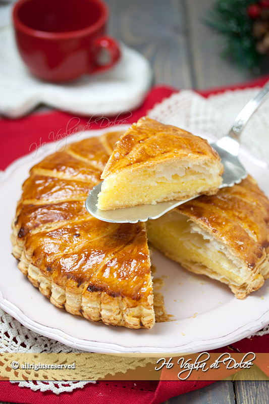 Galette des rois o torta del re la ricetta originale francese è un dolce tradizionale fatto con pasta sfoglia e crema frangipane o pasticcera