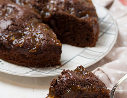 Torta al cioccolato e confettura di albicocche