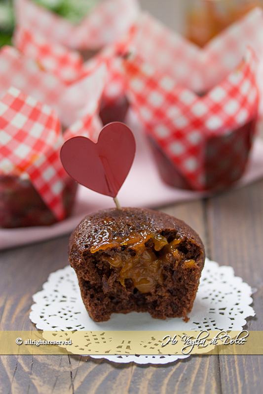 Muffin al cacao con cuore di marmellata ricetta | Ho Voglia di Dolce