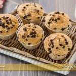 Muffin con farina integrale e gocce di cioccolato