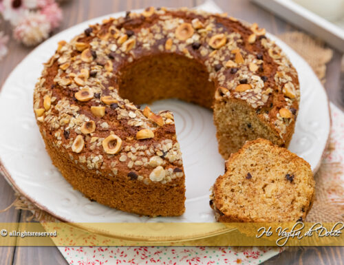 Torta con farina d’avena, nocciole e gocce di cioccolato