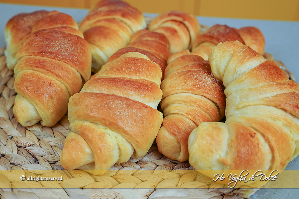 Cornetti fatti in casa come quelli del bar ricetta | Ho Voglia di Dolce
