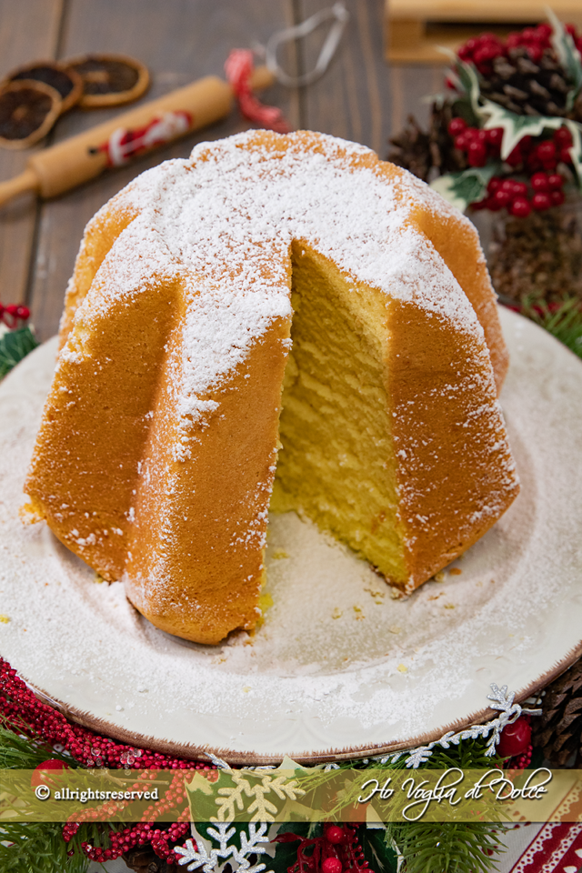 Pandoro chiffon cake una ricetta facile e veloce per fare una torta cotta nello stampo da Pandoro. Sofficissima, veloce una nuvola