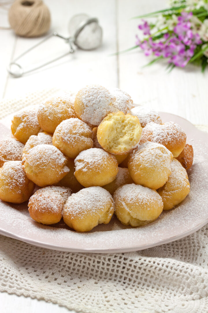Castagnole di Carnevale ricoperte di zucchero semolato, pronte per essere gustate. Perfette per ogni festa di Carnevale.
