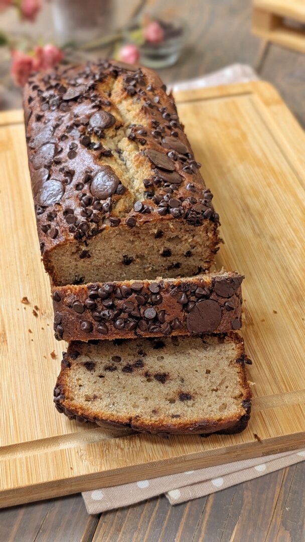 Banana bread soffice con gocce di cioccolato appena sfornato