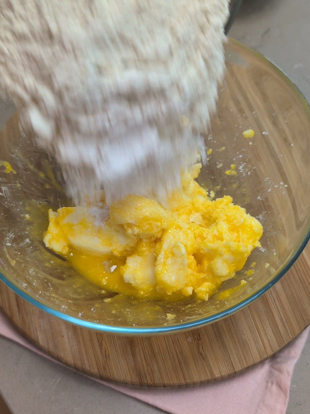 inserimento farina pasta frolla per crostata