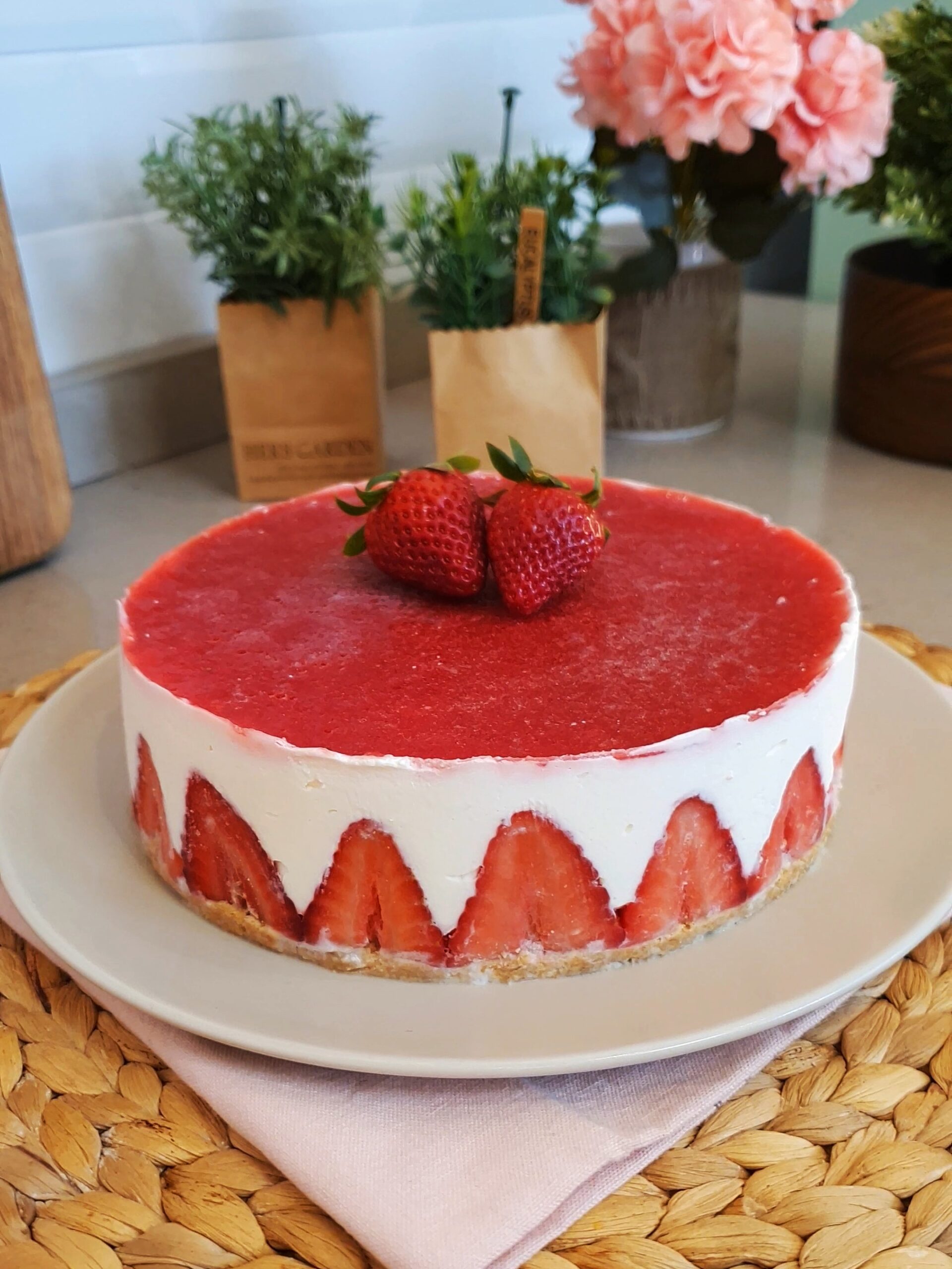 Cheesecake alle fragole senza cottura fresca, cremosa e facilissima da preparare. Il dolce perfetto per l’estate, senza forno!
