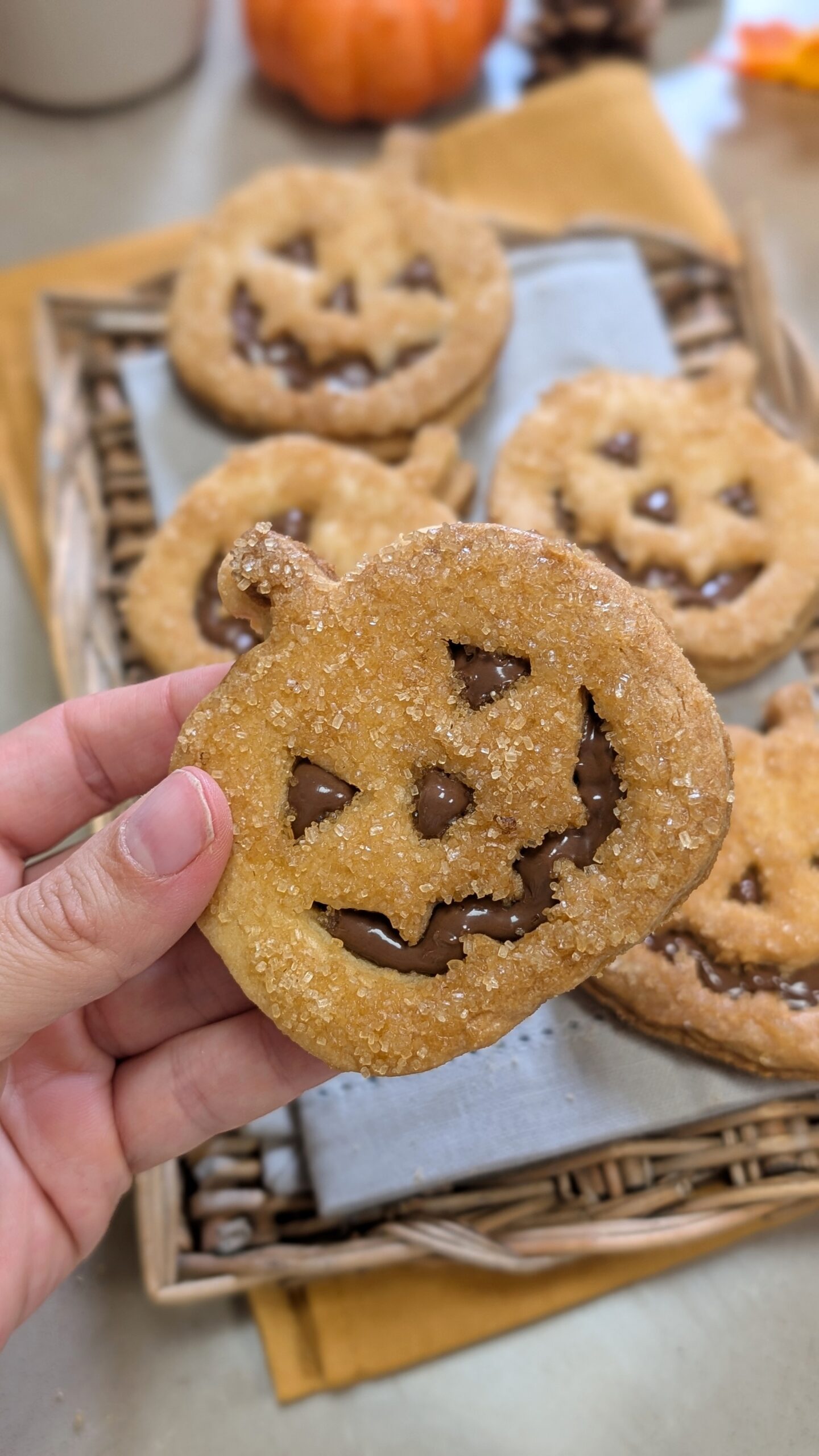 Biscotti di Halloween a forma di zucca ripieni di Nutella la ricetta facile, profumati alla cannella e ricoperti di zucchero di canna