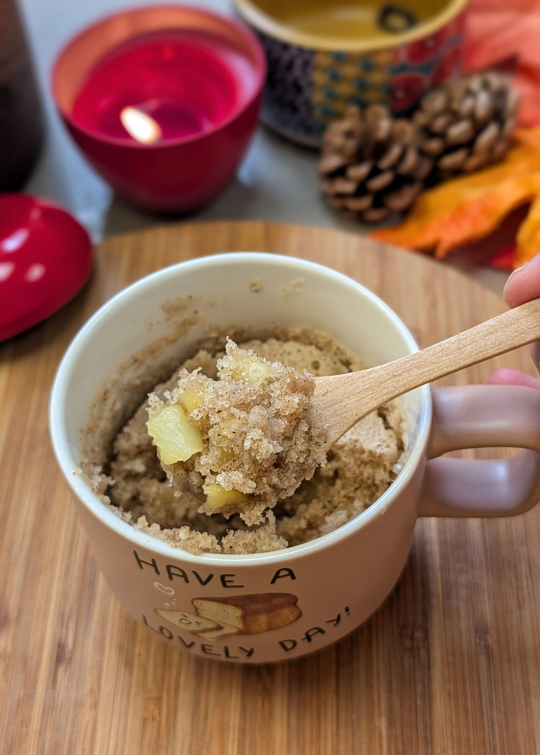 Torta in tazza alle mele pronta in 5 minuti: ricetta veloce di mug cake , soffice da fare al microonde. Perfetta per colazione o merenda.