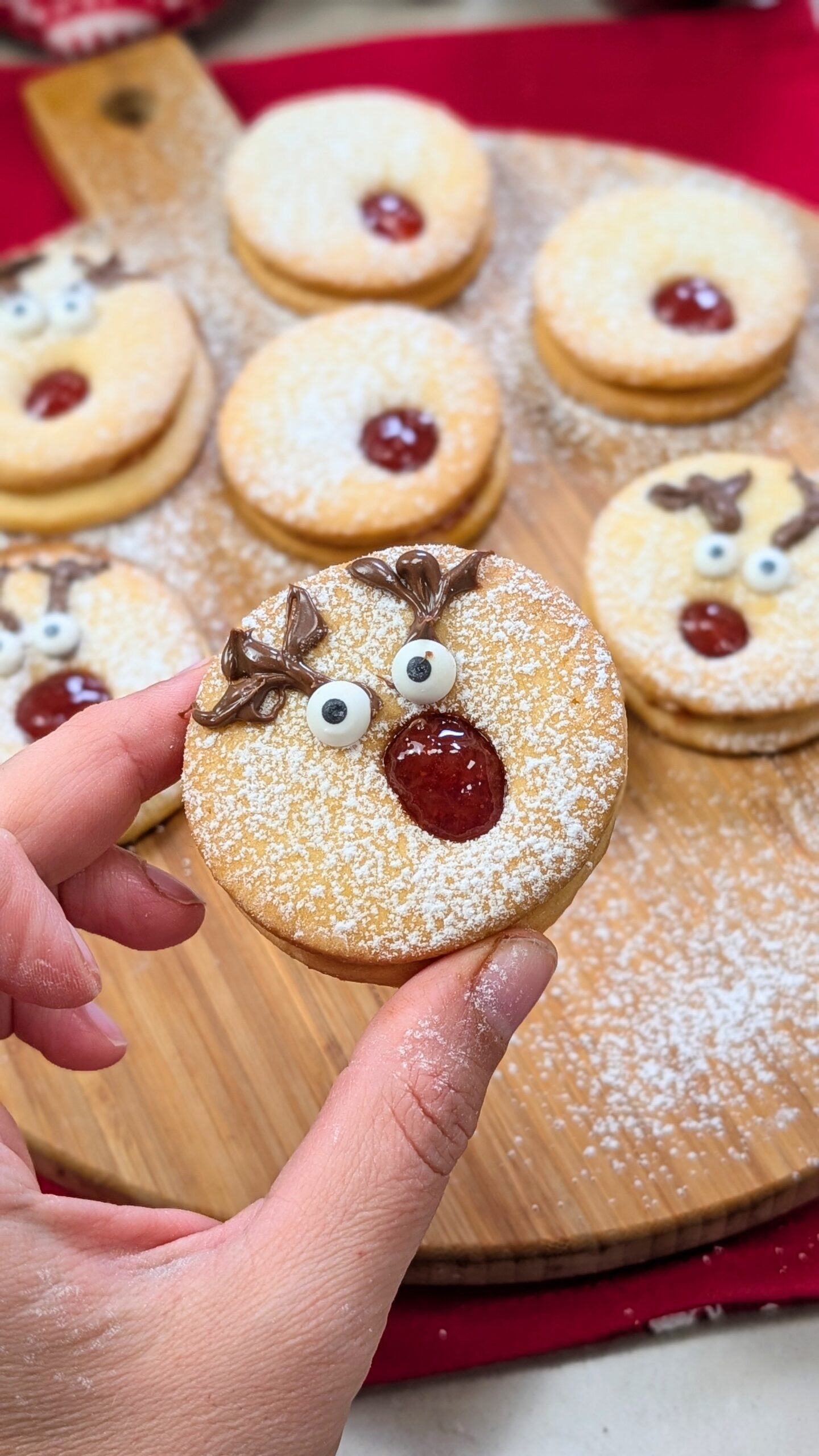 Biscotti renna dei dolci natalizi buoni e golosi, facili da preparare. Sono perfetti da regalare a Natale. La ricetta è facile e veloce