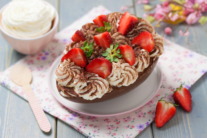 Tiramisù alle fragole nell'uovo di Pasqua con crema al mascarpone una ricetta facile scenografica come dolce pasquale.