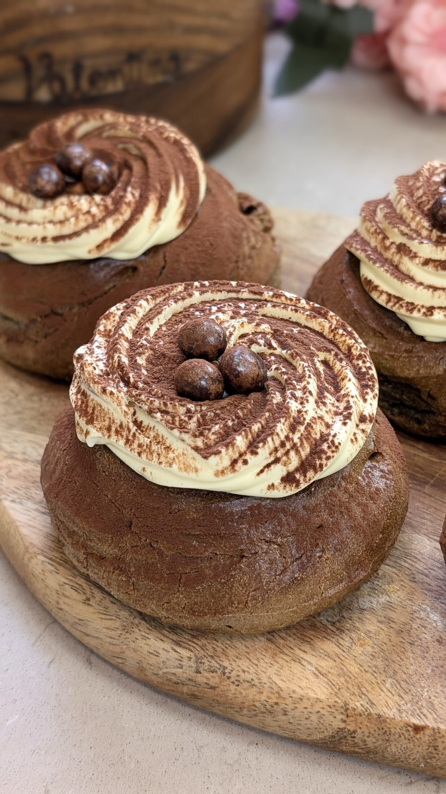 Zeppole al tiramisù con crema al mascarpone e caffè, ricetta di un dolce originale per la festa del papà con pasta choux al caffè e crema
