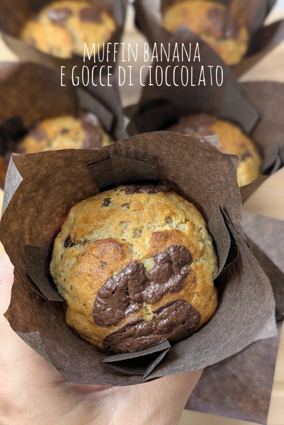 Muffin alla banana e gocce di cioccolato ricetta facile veloce, con banane mature. Perfetti per la colazione, la merenda, da congelare